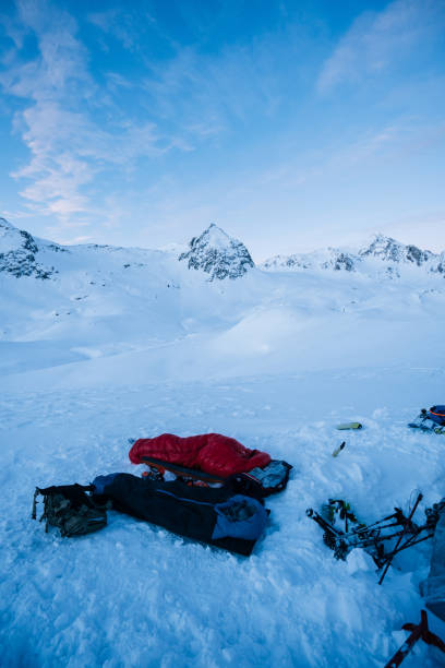 obóz narciarzy backcountry na zaśnieżonej górze - skiing winter snow mountain zdjęcia i obrazy z banku zdjęć