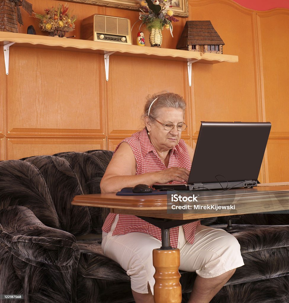 Mujer madura con capacidad para una computadora portátil - Foto de stock de 70-79 años libre de derechos