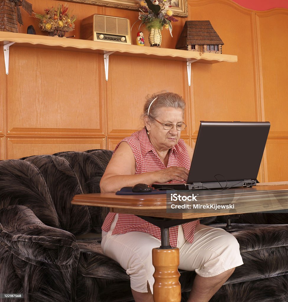 Dame Mature avec ordinateur portable - Photo de Adulte libre de droits