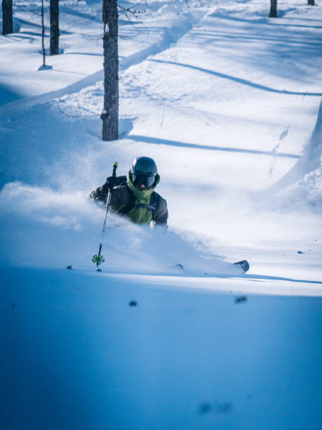 esquiador sertanejo desce montanha - telemark skiing skiing ski moving down - fotografias e filmes do acervo