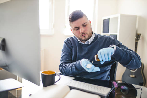 empresário tomando remédios - insulin resistance - fotografias e filmes do acervo