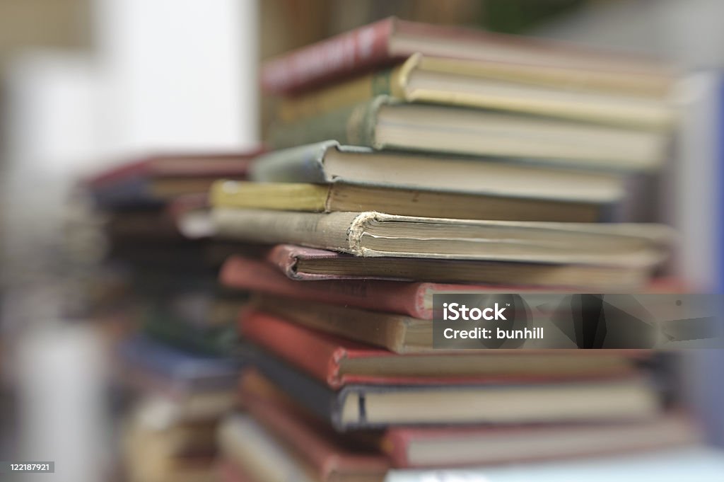 Pila di vecchi libri - Foto stock royalty-free di Composizione orizzontale
