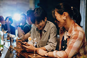 taiwanesische-jugendliche-gehen-in-nachtclub-und-nutzen-soziale-netzwerke-auf-mobiltelefonen.jpg?b=1&s=170x170&k=20&c=-JaeQZovecyUndU8szWv7s_assPi6_FT0QCGormIOx4=