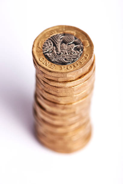 pila di monete nuova sterlina - british currency pound symbol currency stack foto e immagini stock