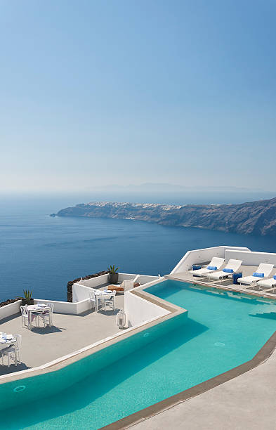 piscina de lujo-santorini - travel locations cyclades islands santorini vertical fotografías e imágenes de stock