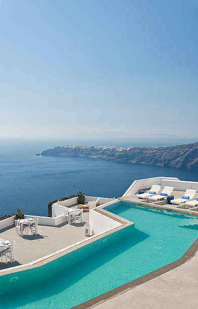 santorini piscina luxury - travel locations cyclades islands santorini vertical - fotografias e filmes do acervo
