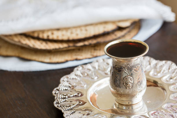 passover wine and matzo - matzo imagens e fotografias de stock