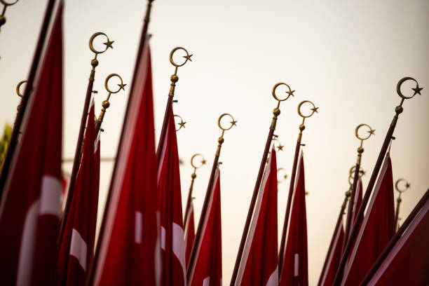 les drapeaux turcs se ferment vers le haut - national landmark editorial color image horizontal photos et images de collection