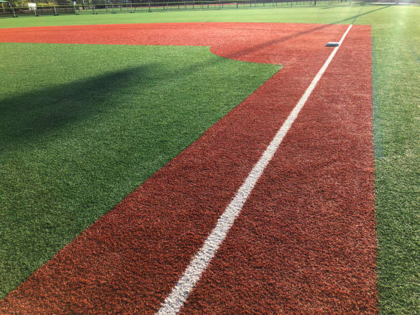 campo de béisbol con base - baseball diamond baseball baseline grass fotografías e imágenes de stock