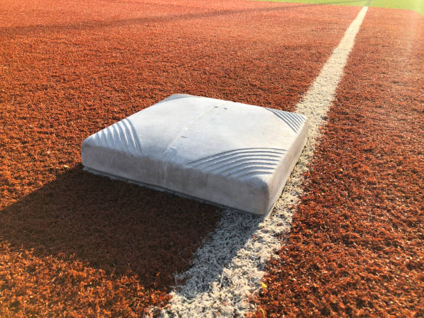 campo da baseball con base - baseball infield baseline close up foto e immagini stock