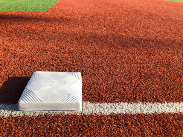 campo da baseball con base - baseball infield baseline close up foto e immagini stock