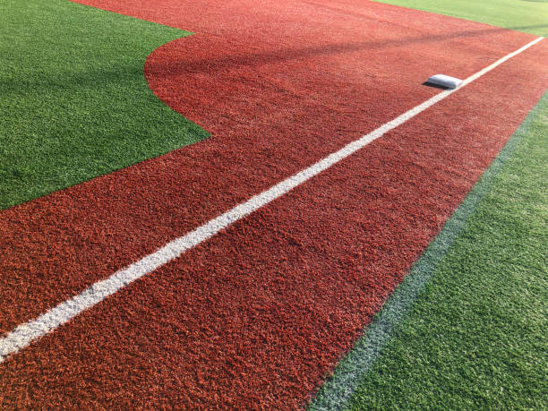 campo da baseball con base - baseball infield baseline close up foto e immagini stock