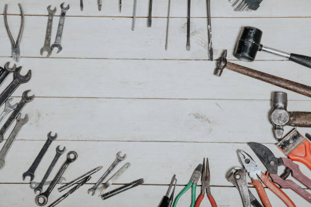 建設ハンマーボード上のドライバー修理ツールのペンチ - construction construction material work tool nail ストックフォトと画像
