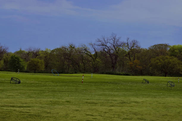 pequenos jogos de bola de golfe configuração em campo verde - golf ball spring cloud sun - fotografias e filmes do acervo