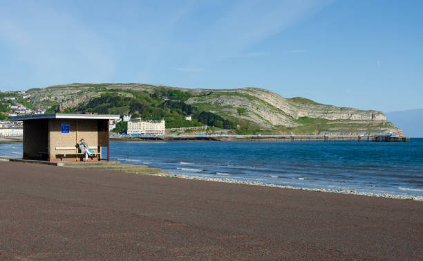 niewiele osób, aby cieszyć się porannym słońcem na promenadzie llandudno - wales beach editorial people zdjęcia i obrazy z banku zdjęć