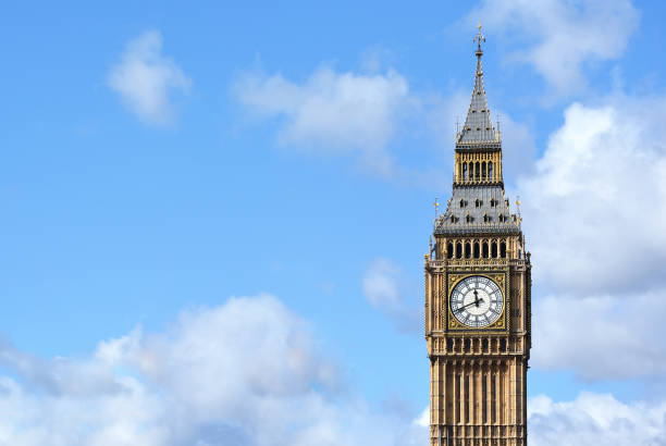 big ben tower gegen blauen himmel in london, england, vereinigtes königreich - victoria tower fotos stock-fotos und bilder