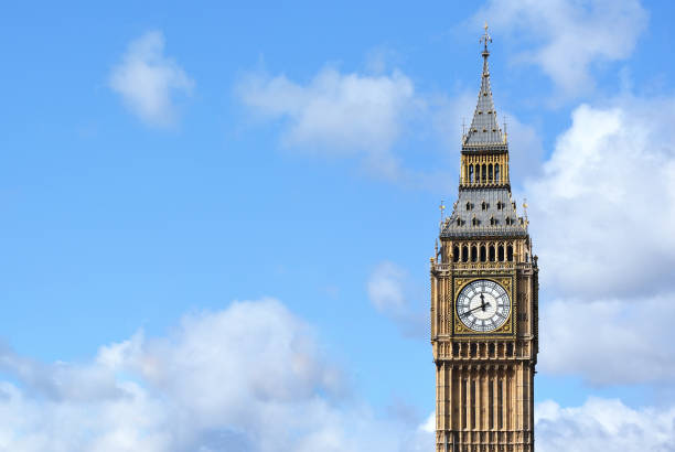 big ben tower przeciwko błękitnym niebem w londynie, anglii, wielkiej brytanii - london england thames river sky tower zdjęcia i obrazy z banku zdjęć