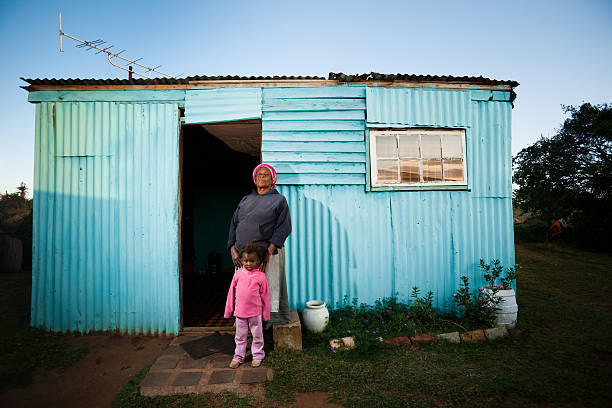 rural africana madre y niño - choza fotografías e imágenes de stock