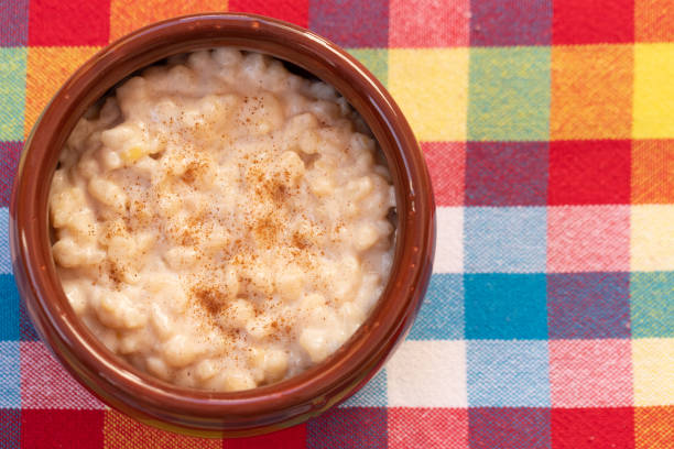 tazón rústico con pudín hominy brasileño (canjica doce) sobre tela a cuadros. plato típico de festa junina. - white corn fotografías e imágenes de stock