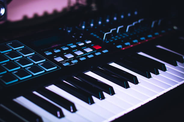 teclado de piano eletrônico para gravação em estúdio midi keys - synthesizer - fotografias e filmes do acervo