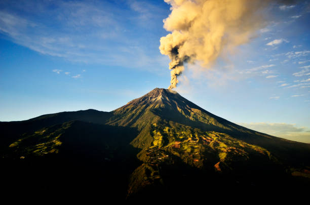 vulcão tungurahua, equador - anel de fogo do pacifico - fotografias e filmes do acervo