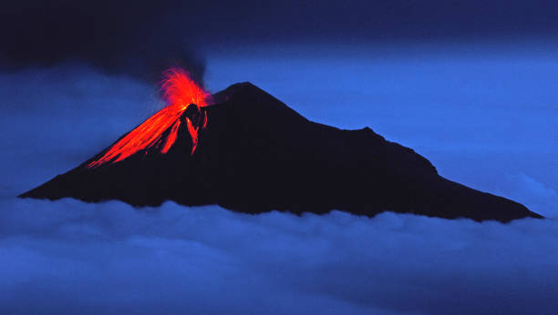 vulcão tungurahua, equador - anel de fogo do pacifico - fotografias e filmes do acervo