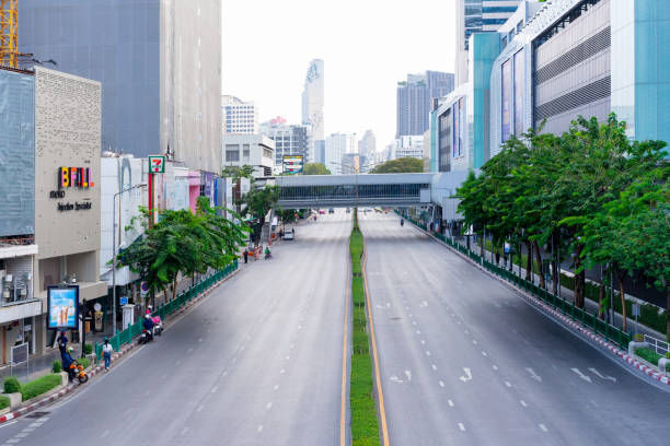 ฺbangkok during outbreak of covid-19 - siam square imagens e fotografias de stock