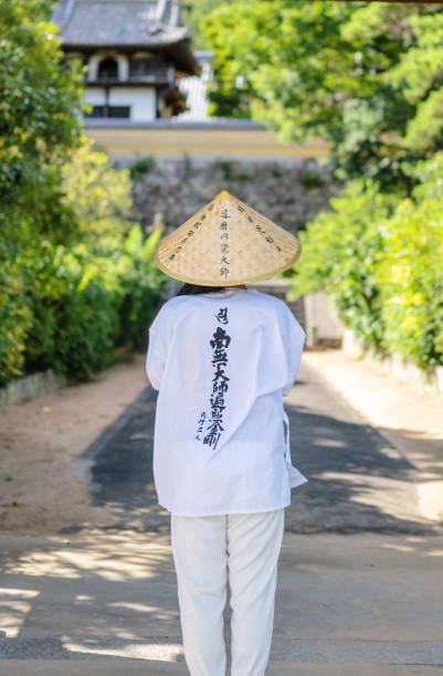 japanischer buddhist auf reisen in shikoku - pilgrimage stock-fotos und bilder