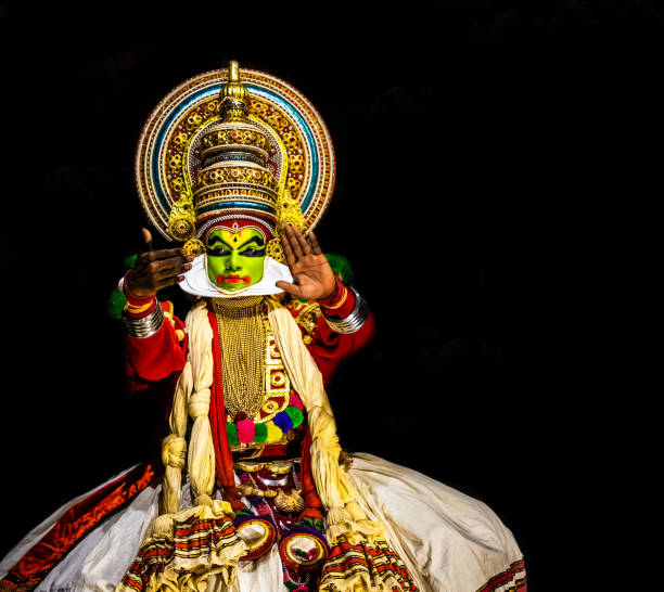 kathakali kerala klasik dans erkekler benzersiz vücut ifadesi - tavuk kostümü stok fotoğraflar ve resimler