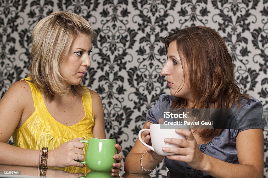 Duas mulheres com graves conversão sobre o copo de café - Royalty-free Adulto Foto de stock