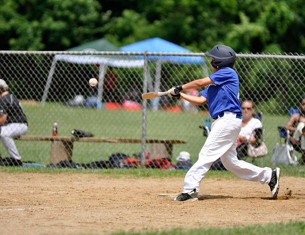 ligue jeunes de baseball - baseball hitting baseball player child photos et images de collection