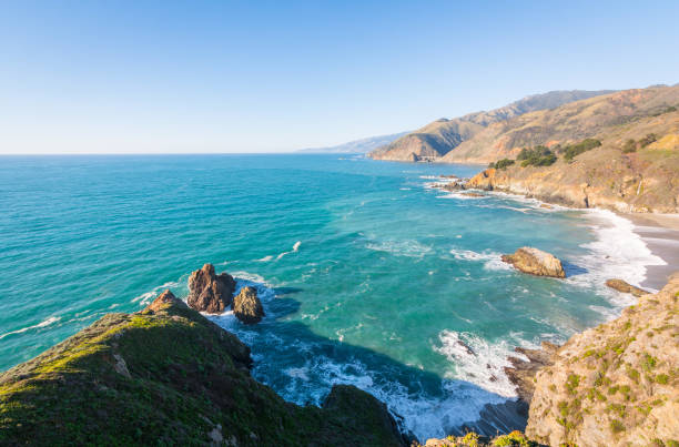 빅 서의 해안 절벽과 파도, 캘리포니아 - beach blue turquoise sea 뉴스 사진 이미지