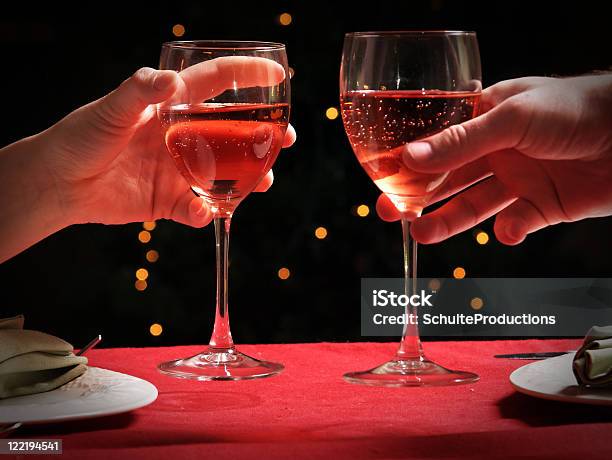 グラスワインでの乾杯 - テーブルクロスのストックフォトや画像を多数ご用意 - テーブルクロス, 黒色, 2人