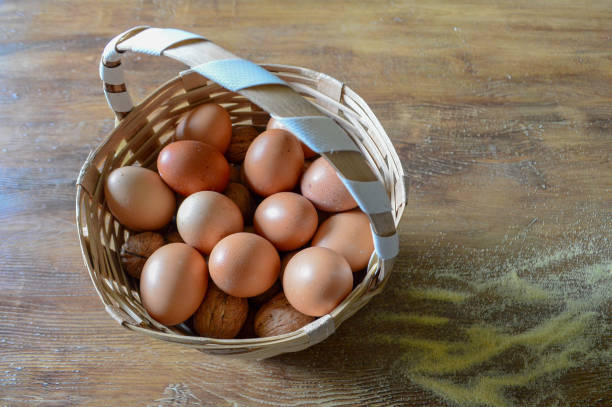 cesta de huevos - eggs farm basket dairy farm fotografías e imágenes de stock