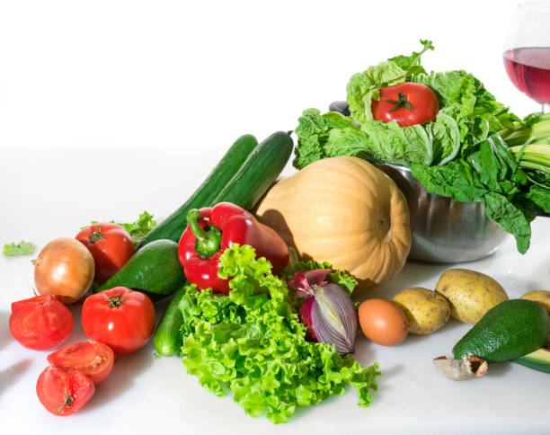 diferentes verduras en una mesa blanca - healthy eating food and drink raw leek fotografías e imágenes de stock