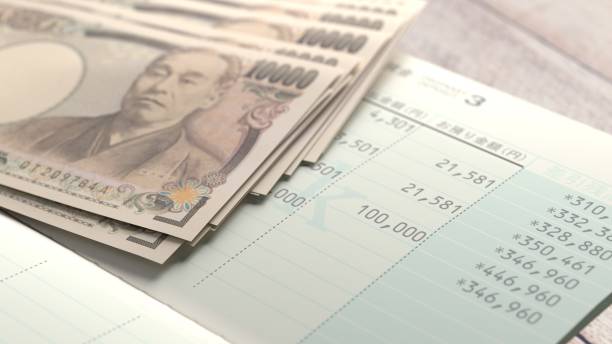 100.000 yen en contant geld opgenomen in een japans bankboek - japanse valuta stockfoto's en -beelden