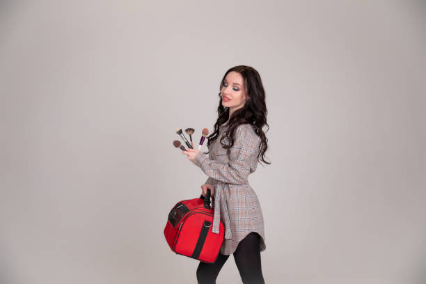 la jeune fille belle composent le styliste visionnaire avec le sac de cosmétiques - stage makeup white caucasian fashion photos et images de collection