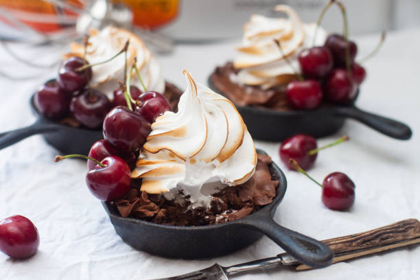 mini tarts in iron skillets with cookie cookie dough, chocolate filling, whipped cream and fresh berries. - pie pastry crust cherry pie cherry imagens e fotografias de stock