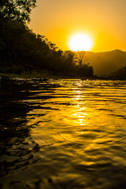 река ганга в ришикеше, расположенная в предгорьях гималаев на севере индии, - garhwal стоковые фото и изображения