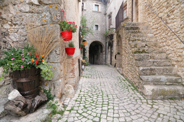 Santo Stefano di Sessanio is a pitoresque hill town in the province of L'Aquila in the Abruzzo region of southern Italy. - fotografia de stock