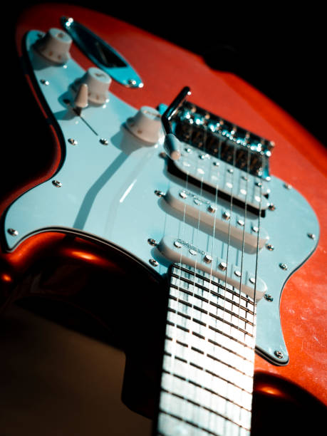 szczegóły czerwonej gitary elektrycznej - six animals audio zdjęcia i obrazy z banku zdjęć
