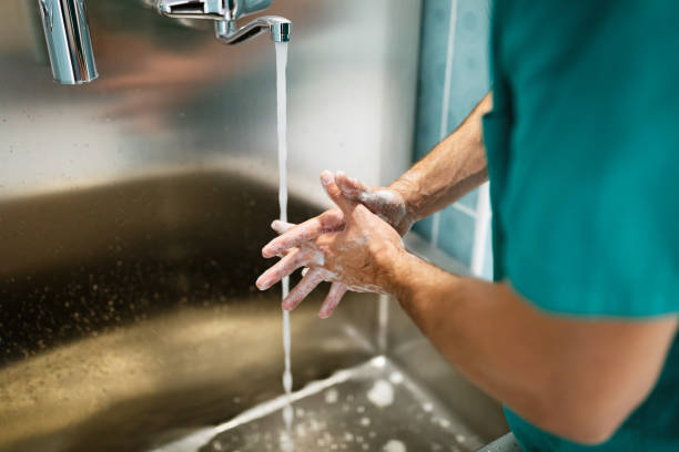 cirujano lavándose las manos hasta la operación utilizando la técnica correcta para la limpieza - scrub brush fotografías e imágenes de stock