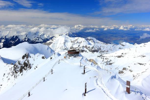 シルトホルンから見たトゥン湖の眺め。スイスのベルンアルプス、ヨーロッパ。 - berne switzerland thun jungfrau ストックフォトと画像