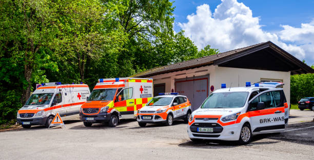 voiture d’ambulance en allemagne - ambulance healthcare and medicine germany car photos et images de collection
