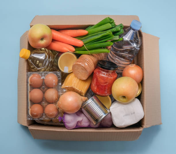 vista superior en caja de cartón con suministros de alimentos, entrega a domicilio segura. - red potato raw potato market red fotografías e imágenes de stock