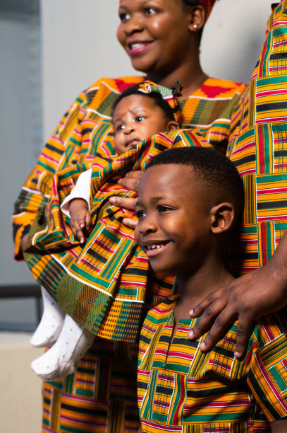 伝統的な衣服の肖像画の少年と家族の一部 - traditional culture south africa xhosa women ストックフォトと画像