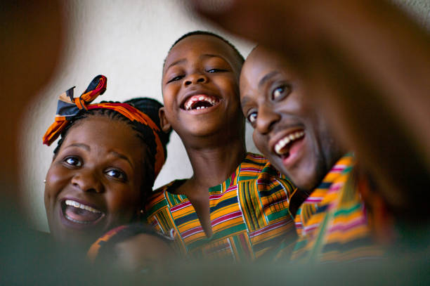 selfie de famille africaine traditionnelle sourit - south africa africa zulu african culture photos et images de collection