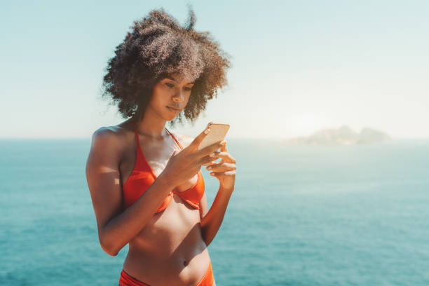 ragazza brasiliana sulla spiaggia del resort - heat female summer vacations foto e immagini stock
