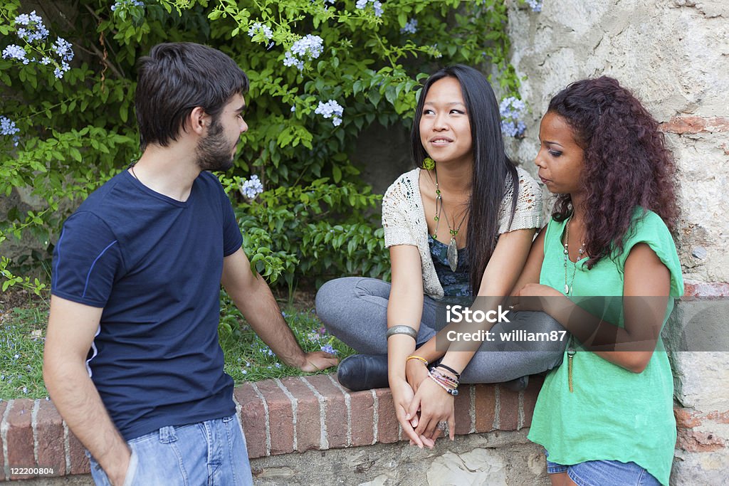 Adolescentes parler au Park - Photo de 18-19 ans libre de droits