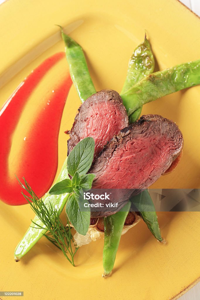 Arrosto di manzo e piselli - Foto stock royalty-free di Aglio - Alliacee